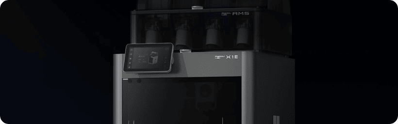 Industrieller 3D-Drucker auf schwarzem Hintergrund